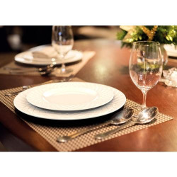 Ensemble 6 Assiettes Creuses Rondes Porcelaine Blanche en situation