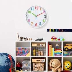 Horloge Murale Silencieuse Ronever, Chiffres 3D Multicolores en situation