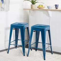 Tabourets de bar métal empilables Vogue Furniture Direct, bleu foncé en situation