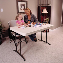 Table Pliante Beige Lifetime, Pratique, Durable, Polyvalente en situation