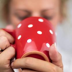 Tasse céramique rouge pois blancs, mug café, thé, chocolat en situation