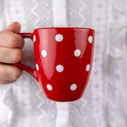 Présentation Tasse céramique rouge pois blancs, mug café, thé, chocolat