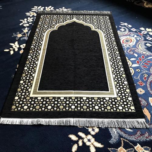 Présentation de Tapis prière ottoman musulman taffetas doré noir en situation