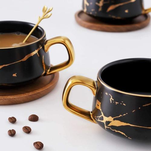 Présentation de Zoom sur Tasses cappuccino marbre, porcelaine, soucoupe, bois noir