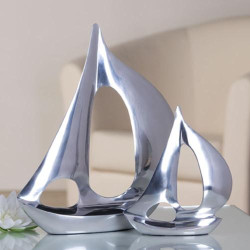 Sculpture Bateau à Voile Aluminium Poli CASABLANCA en situation