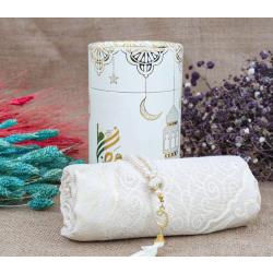 Coffret cadeau musulman, tapis prière, tasbih, misvak, blanc en situation