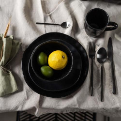 Assiette Kare, Noir, Élégance et Design Moderne en situation