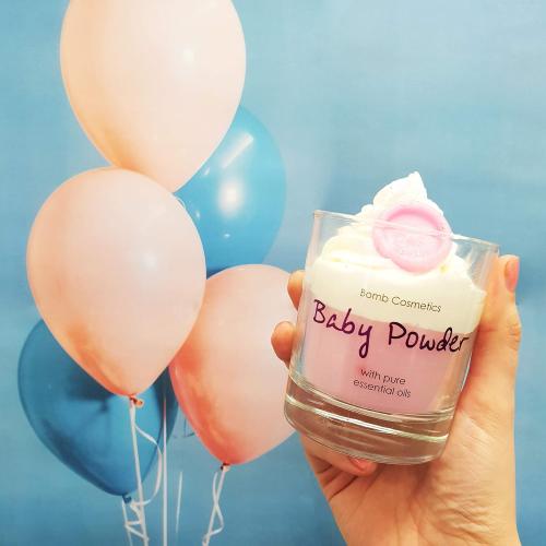 Présentation de Bougie en verre Bomb Cosmetics Baby Powder rose, blanc en situation