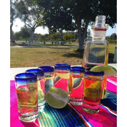 Verres à shot tequila Dos Suenos, soufflés à la main, bleu cobalt en situation