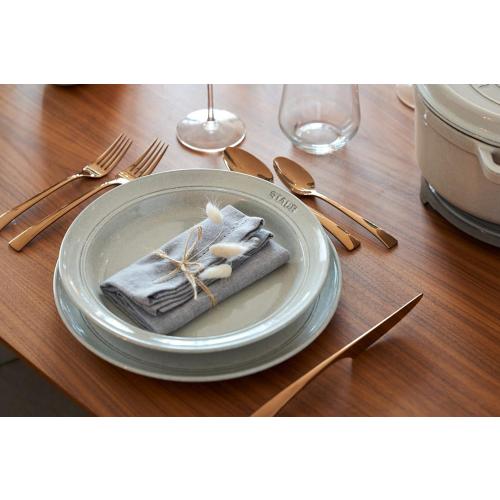 Présentation de Zoom sur Assiette plate STAUB truffe blanche, céramique anti-rayures