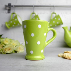 Tasse Mug Café Latte Thé Verte Pomme Pois Blanc en situation